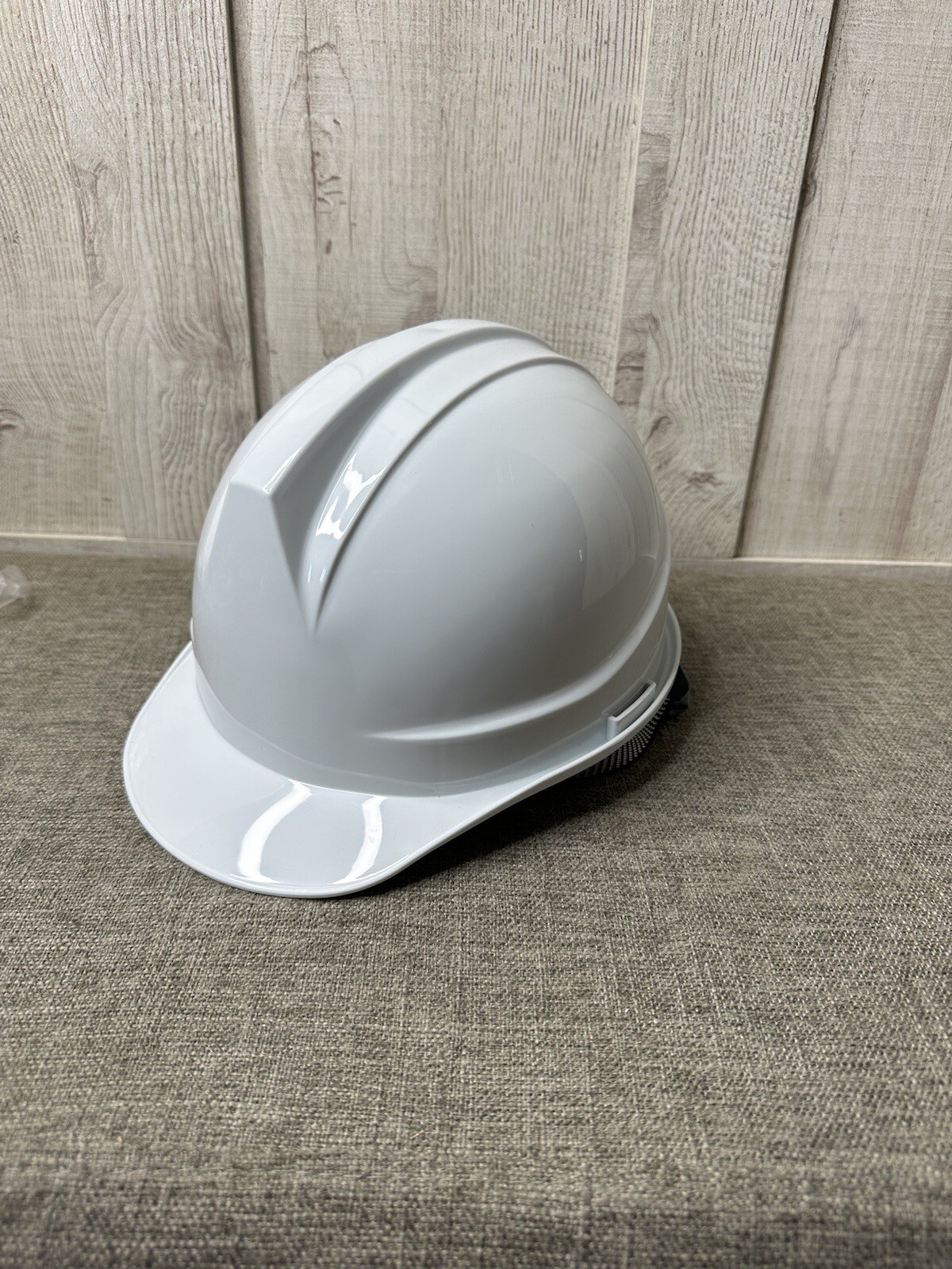 White Adjustable Construction Safety Hard Hat with Ratchet Suspension Button