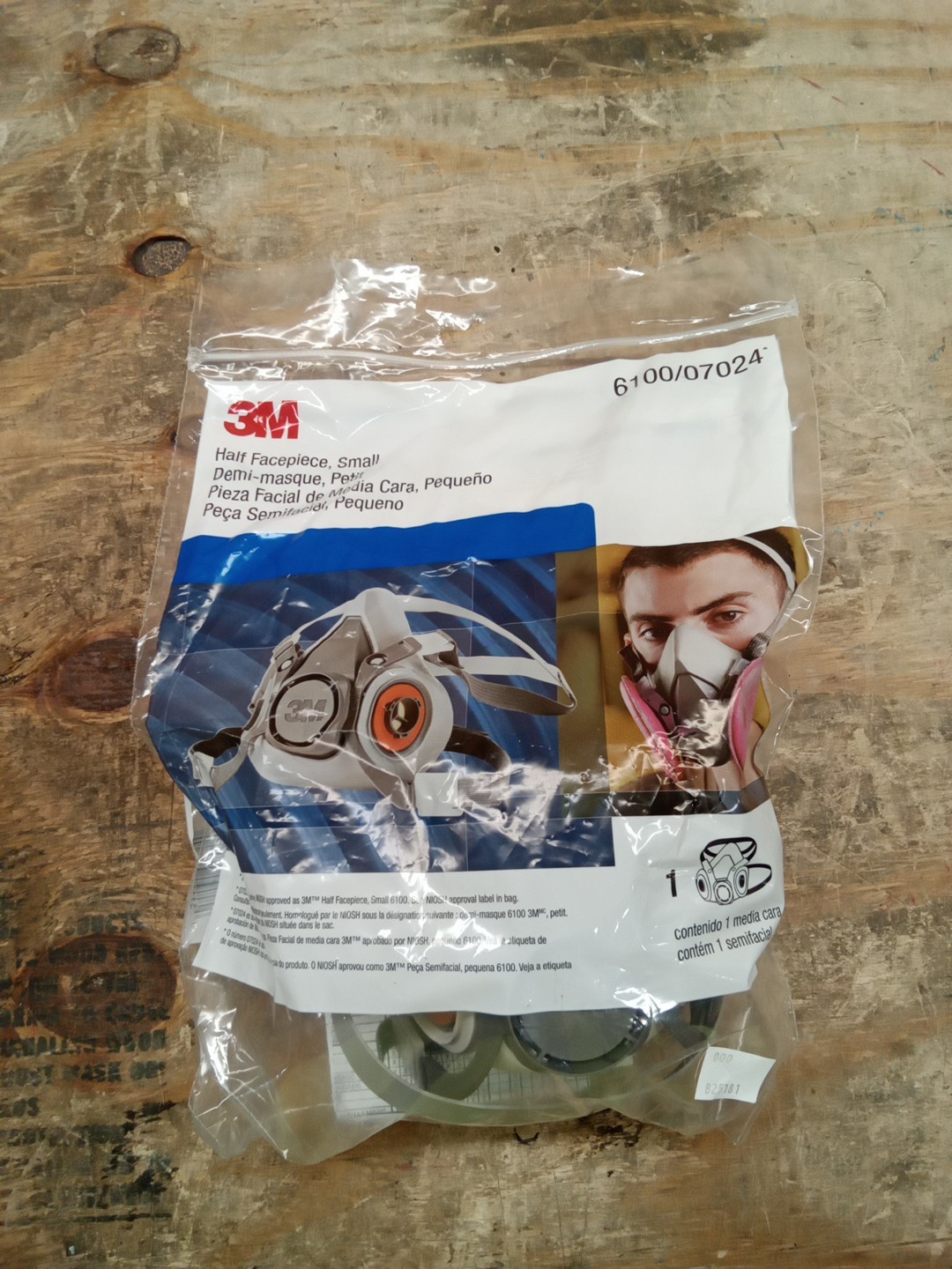 3M Half Facepiece Reusable Respirator Size Small 6100/07024
