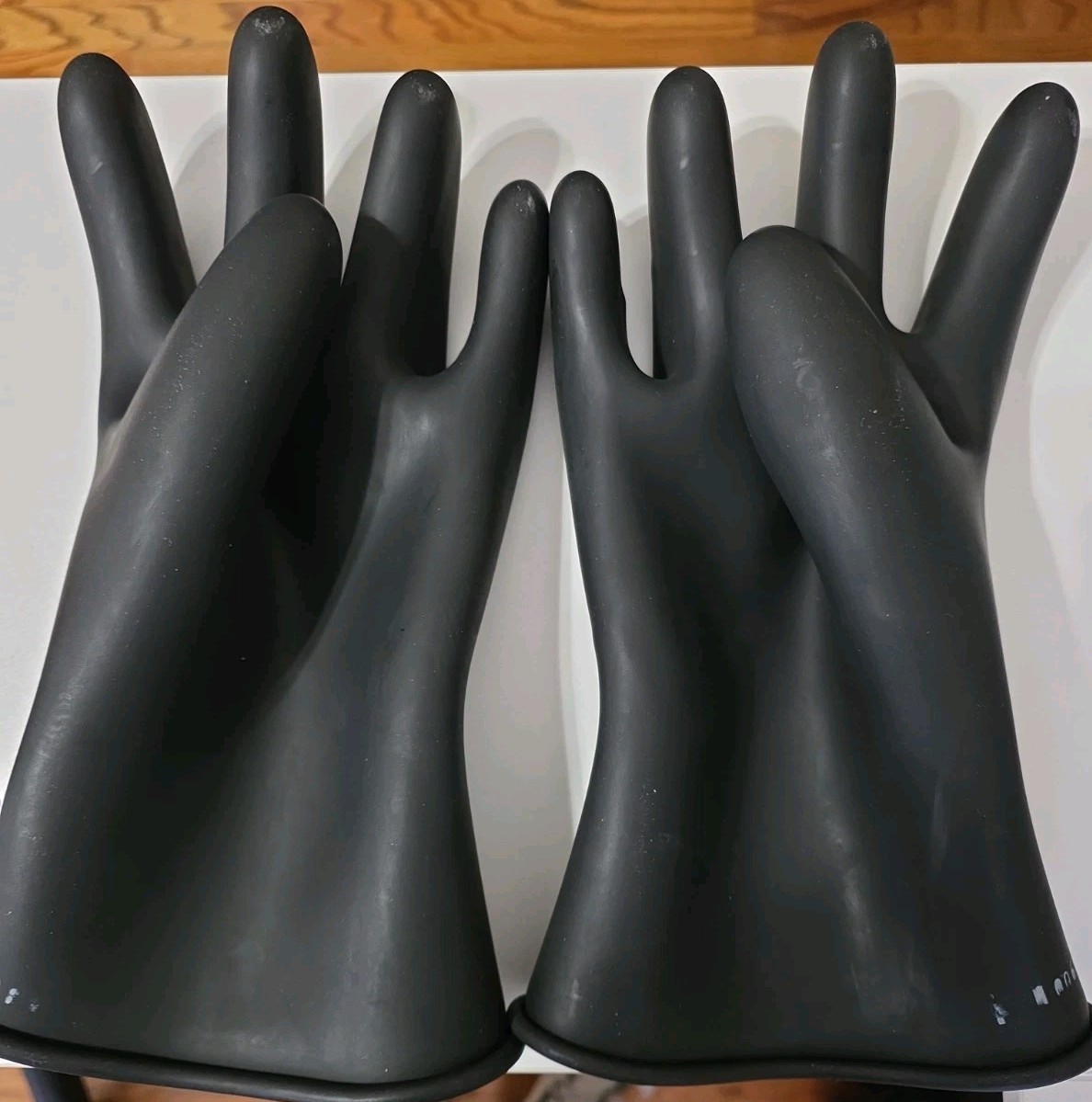 Honeywell Salisbury 11″ Electrical Insulating Gloves E011B/11, Size 11, Class 0